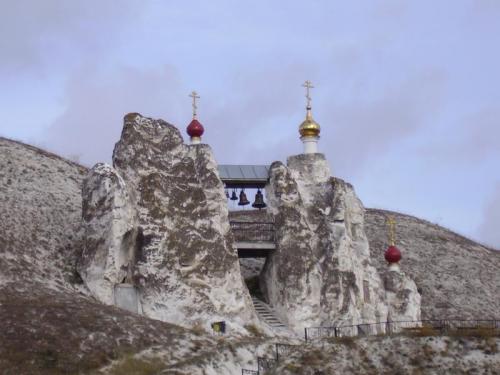 Главный храм монастыря со звонницей между двумя меловыми "дивами".