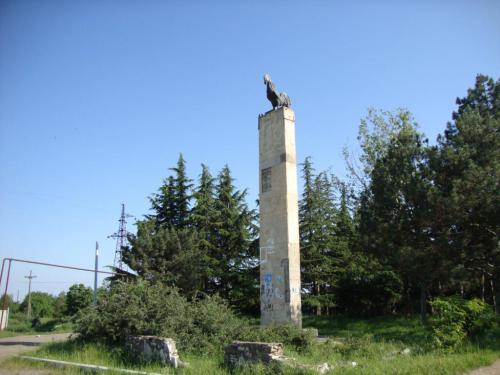 Памятник неизвестному петуху в Коде