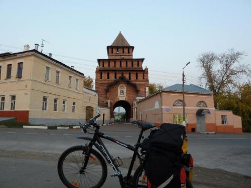 Невидимый велосипедист на подъезде к воротам Коломеского кремля