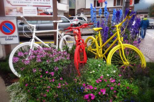 Весь город украшен разноцветными старыми велосипедами