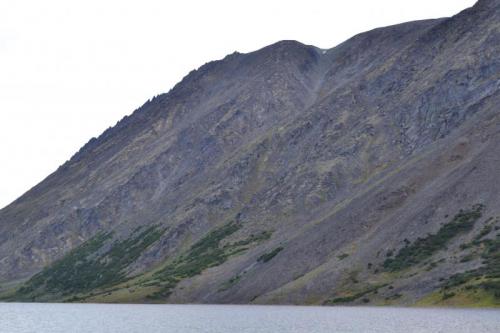 Еще одна из высочайших вершин в окружении озера