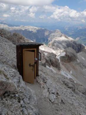 А наличие туалета типа сортир даже на вершине Piz Boe (3152м) поразило до глубины души...