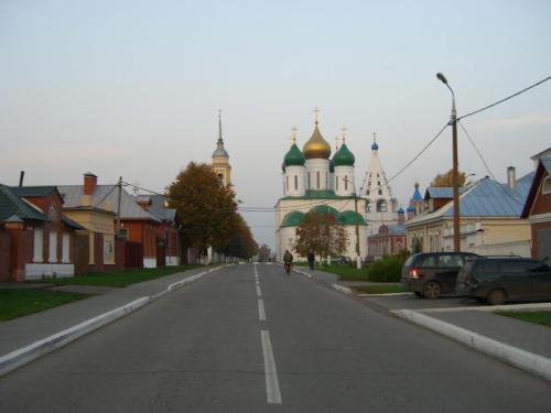 Кремлевская дорога. Здесь очень приятно прокатиться, по крайней мере рано утром :)