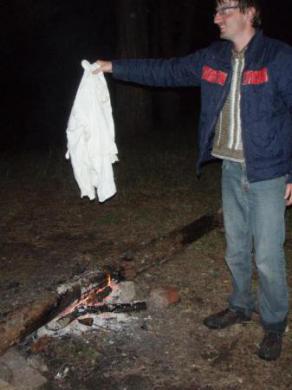 Традиционное сжигание рубашки на последней стоянке на Селигере.
