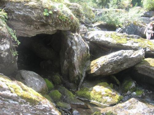 странная каменная пещера у реки